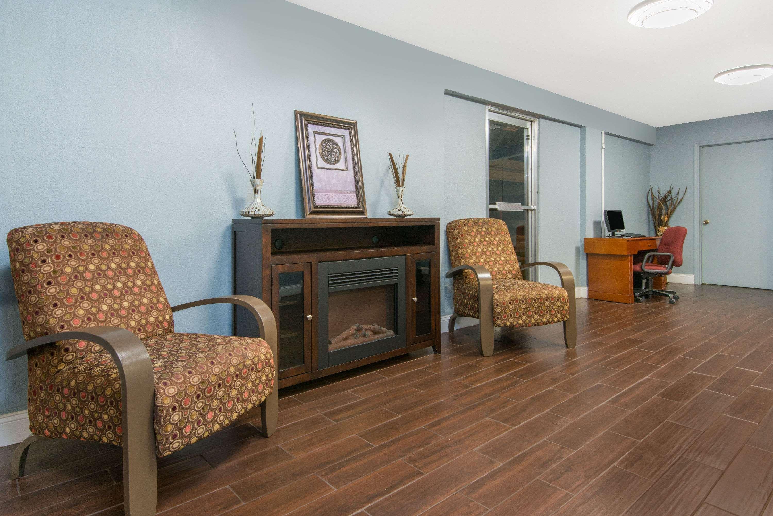 Days Inn & Suites By Wyndham Wichita East Εξωτερικό φωτογραφία
