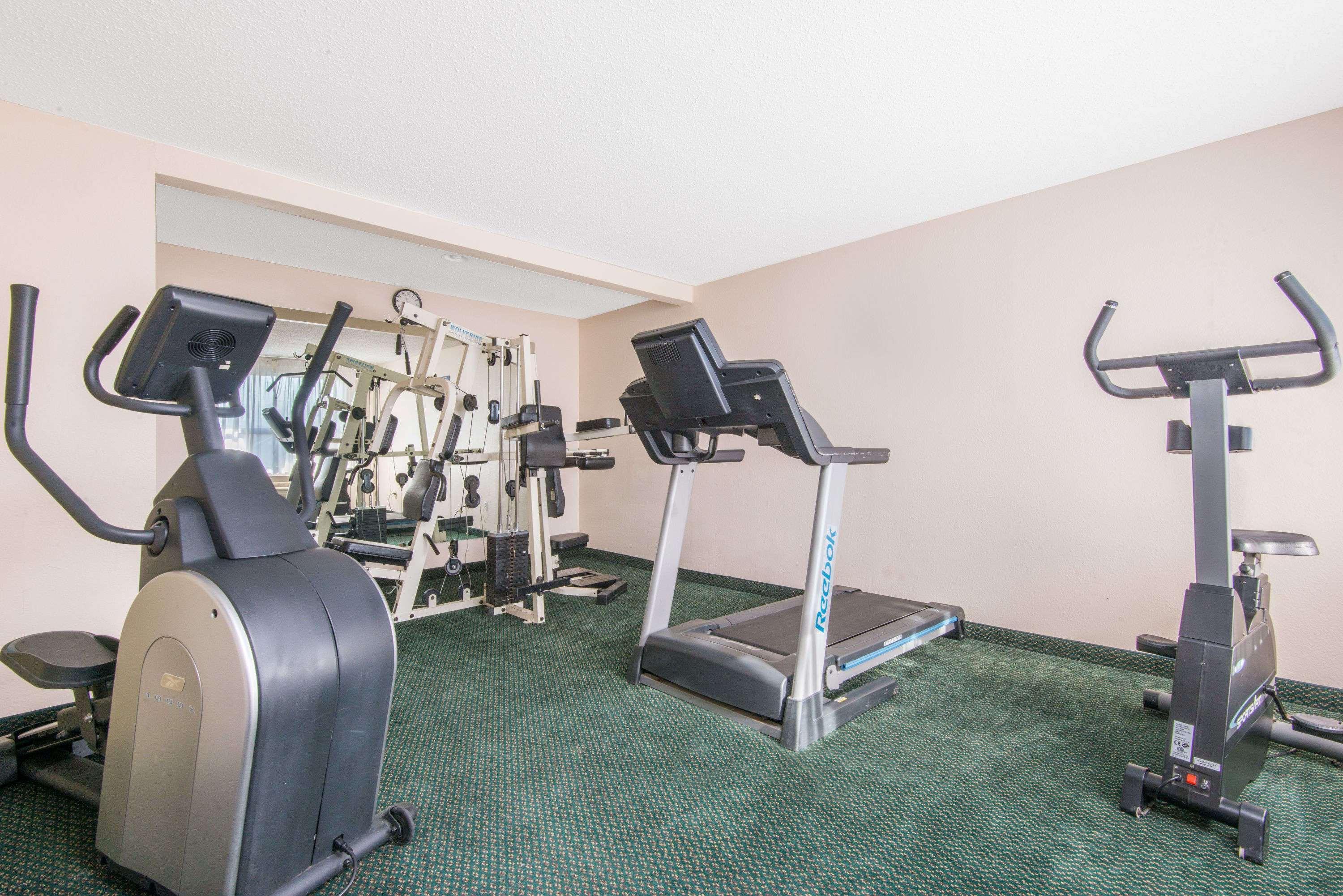 Days Inn & Suites By Wyndham Wichita East Εξωτερικό φωτογραφία
