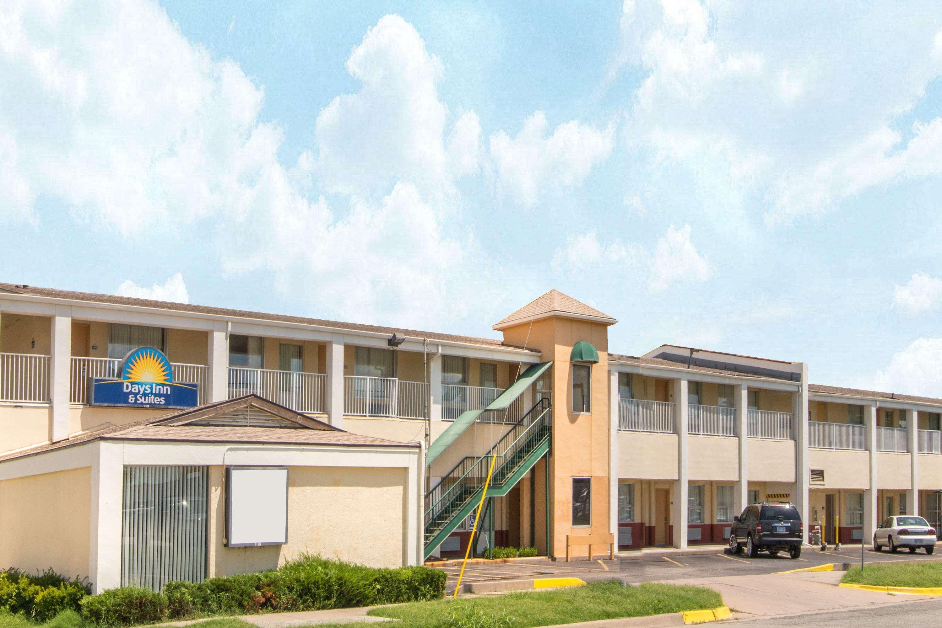 Days Inn & Suites By Wyndham Wichita East Εξωτερικό φωτογραφία