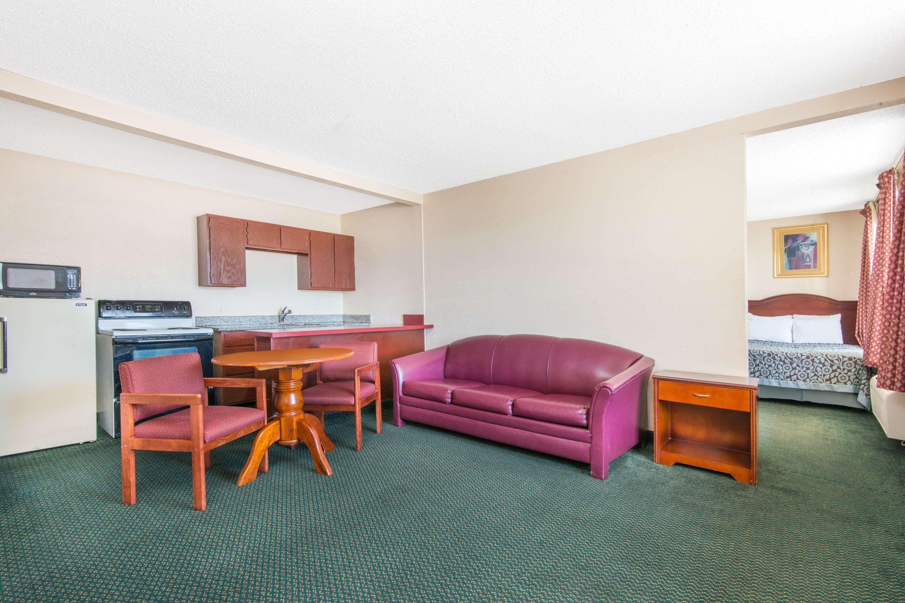 Days Inn & Suites By Wyndham Wichita East Εξωτερικό φωτογραφία