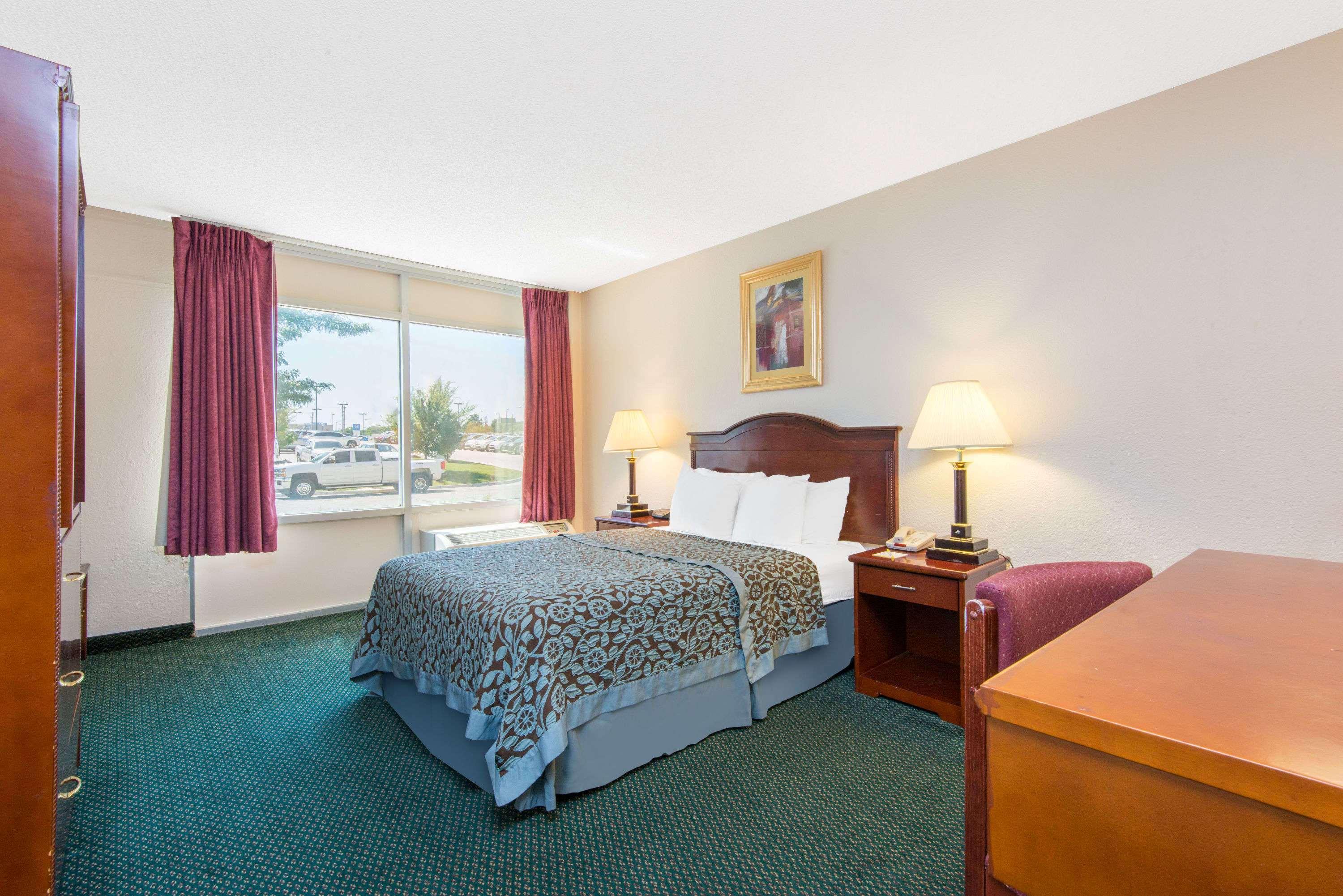 Days Inn & Suites By Wyndham Wichita East Εξωτερικό φωτογραφία