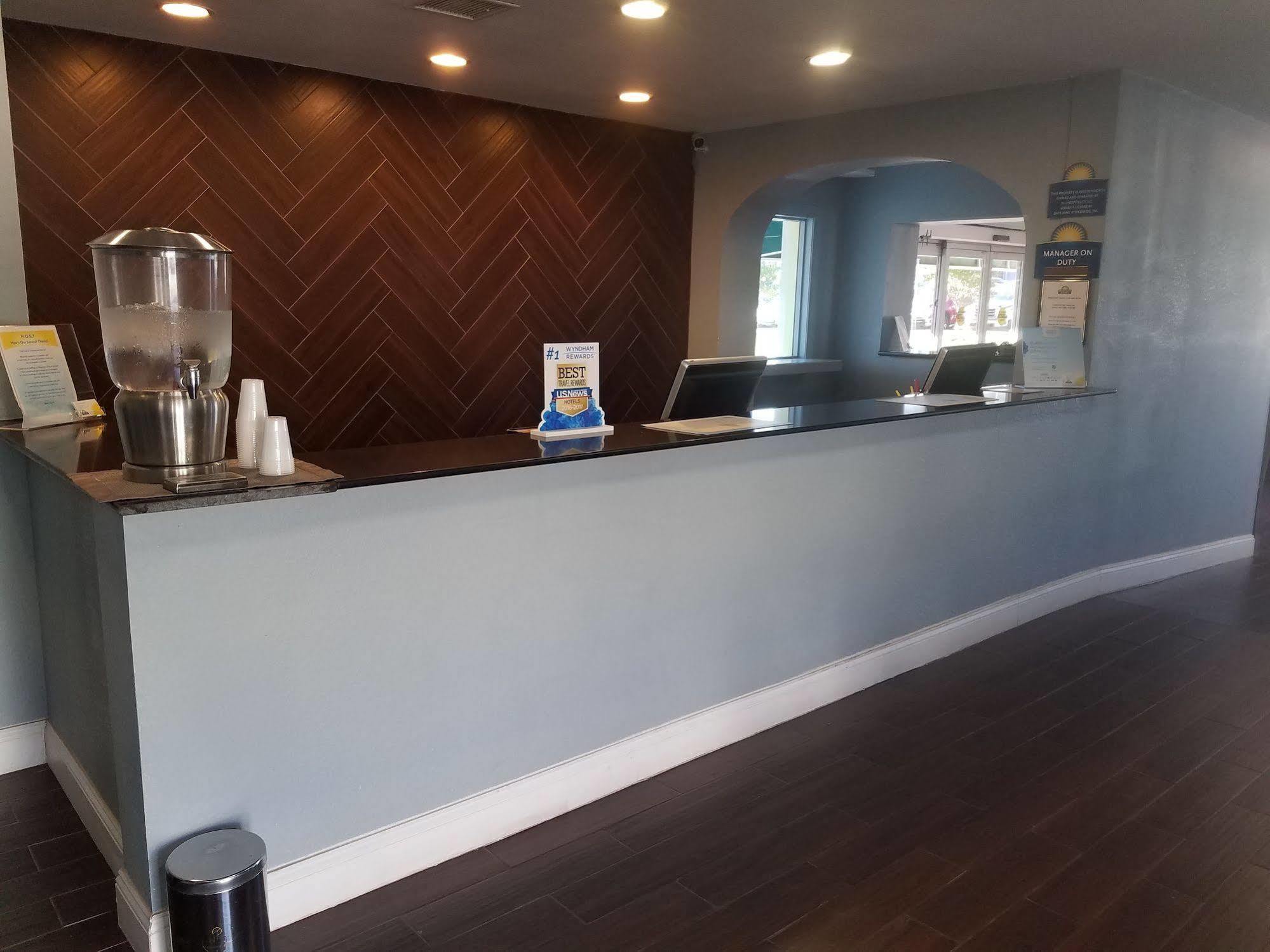 Days Inn & Suites By Wyndham Wichita East Εξωτερικό φωτογραφία