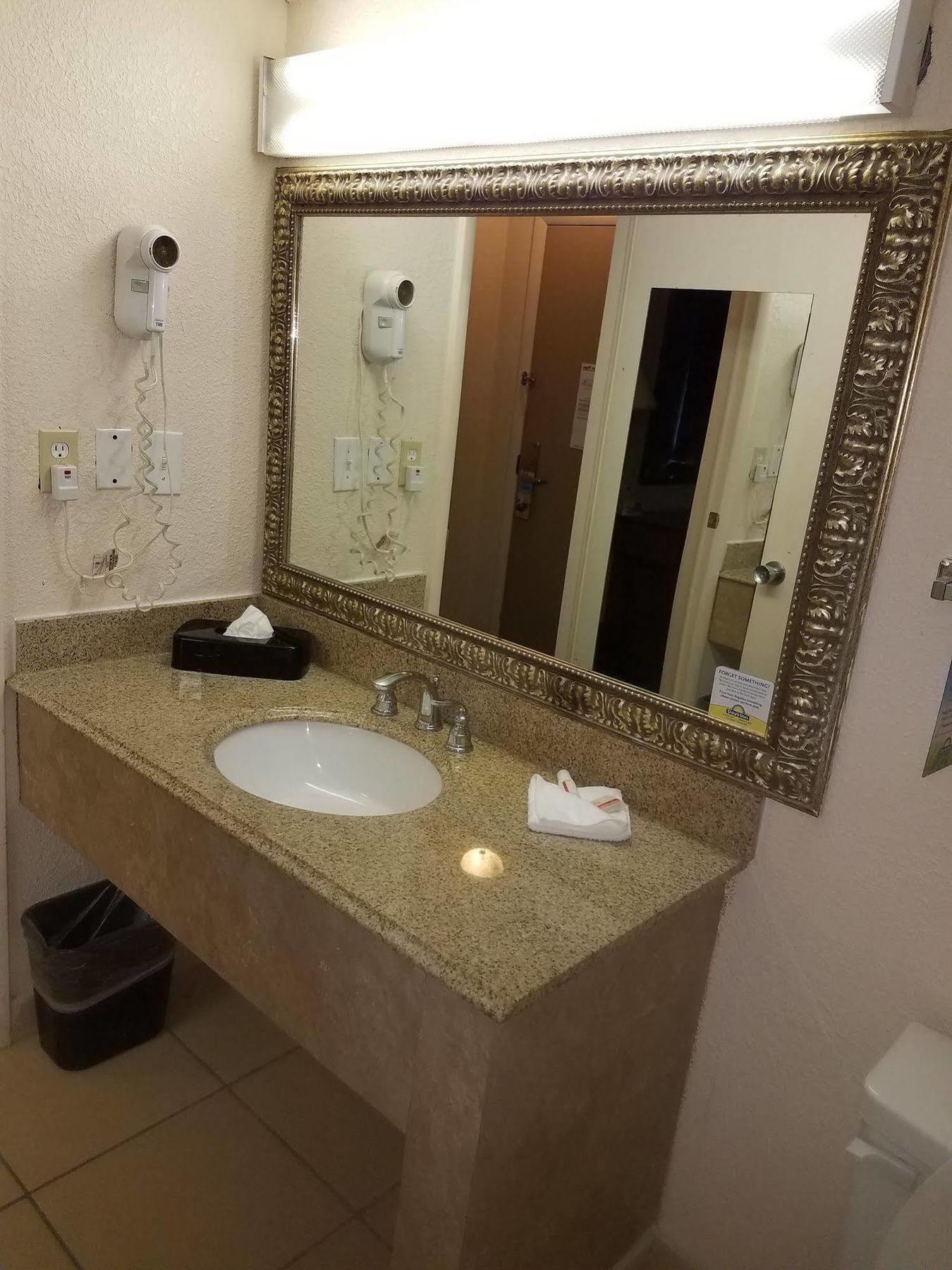 Days Inn & Suites By Wyndham Wichita East Εξωτερικό φωτογραφία