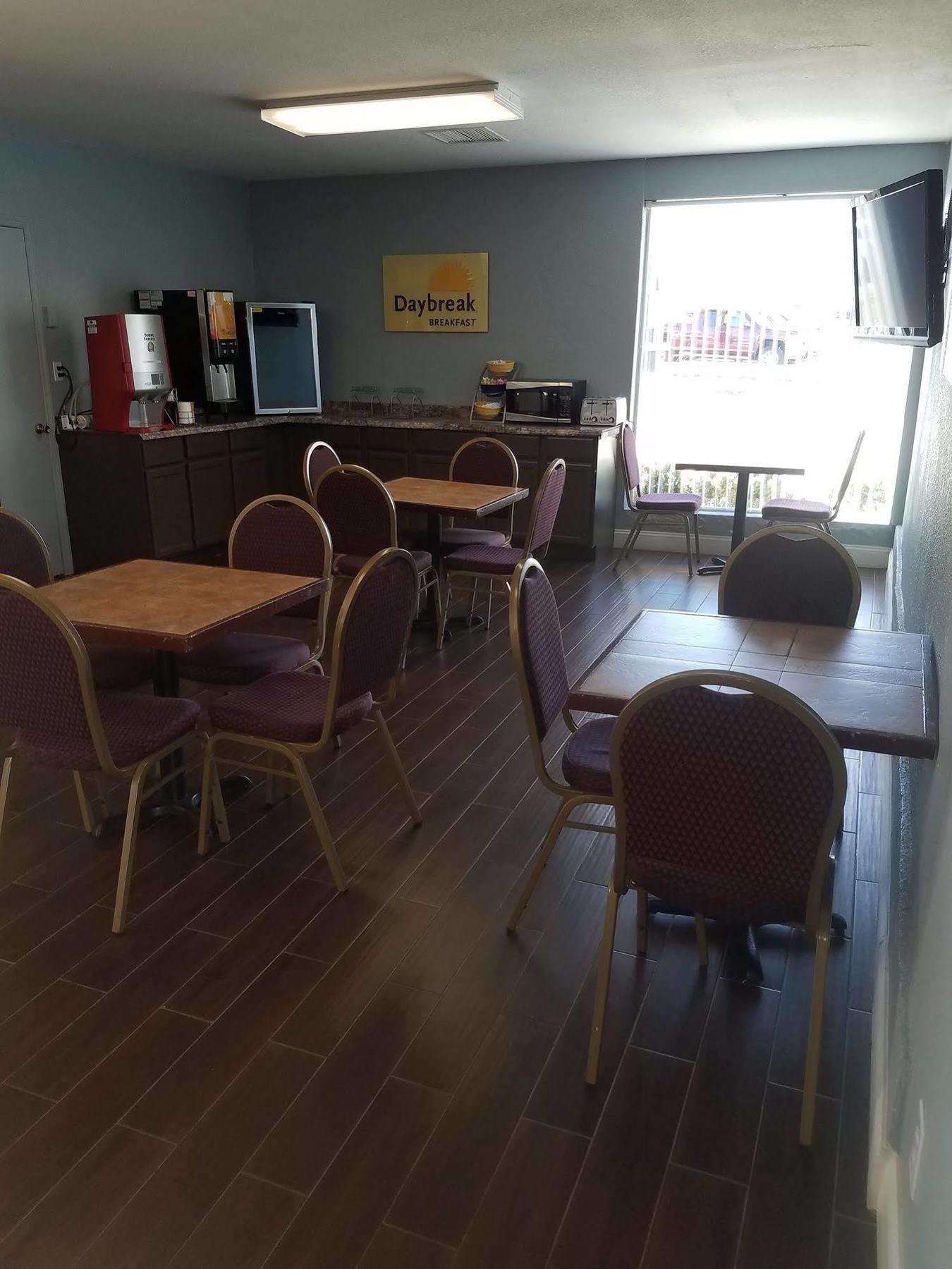 Days Inn & Suites By Wyndham Wichita East Εξωτερικό φωτογραφία